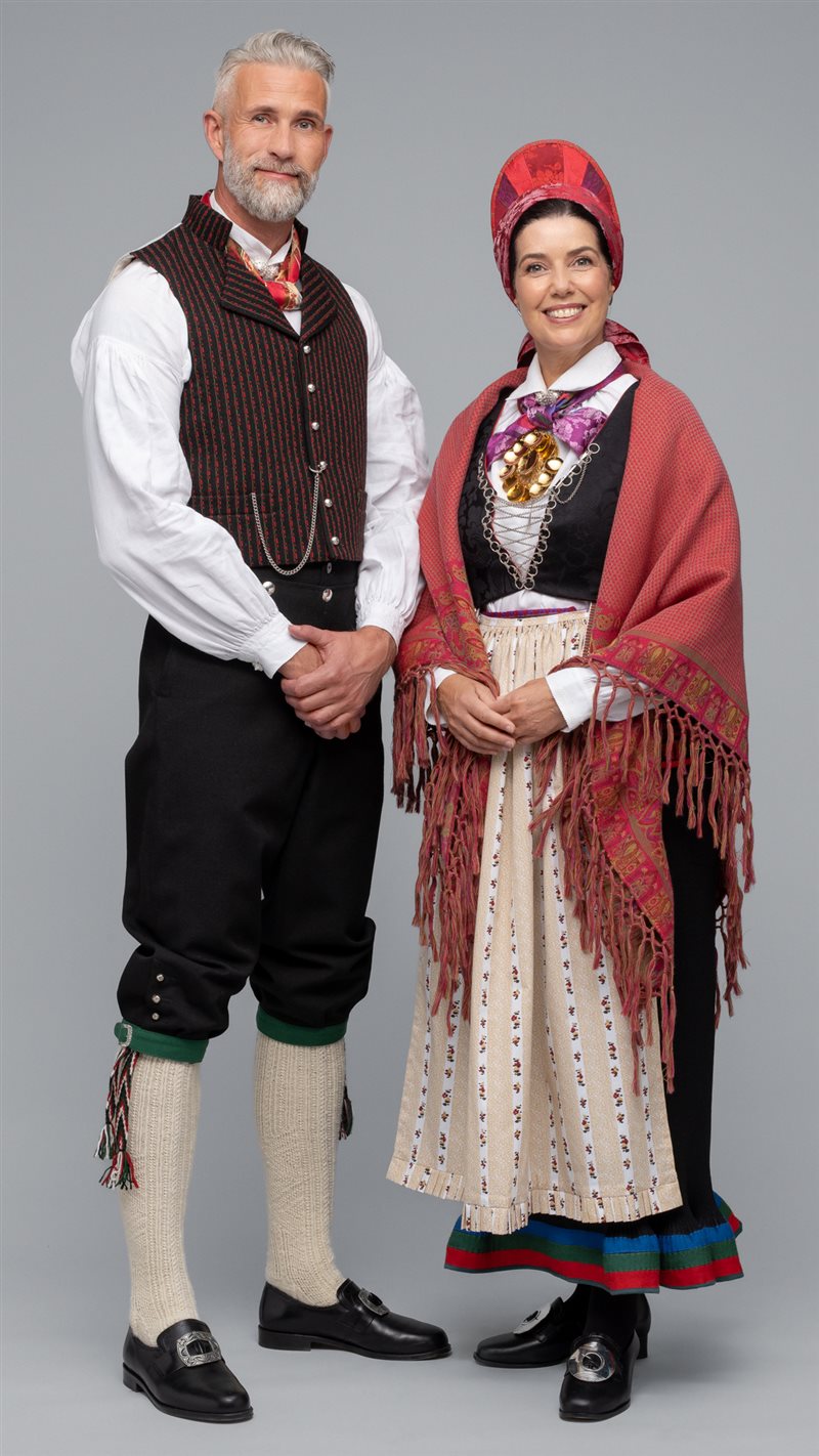 Kvinne og mannsbunad VestAgder Norsk Flid nettbutikk og bunader